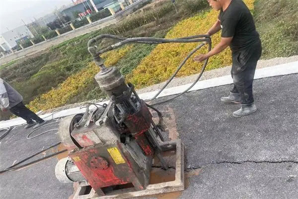 昭觉马路面下沉注浆加固